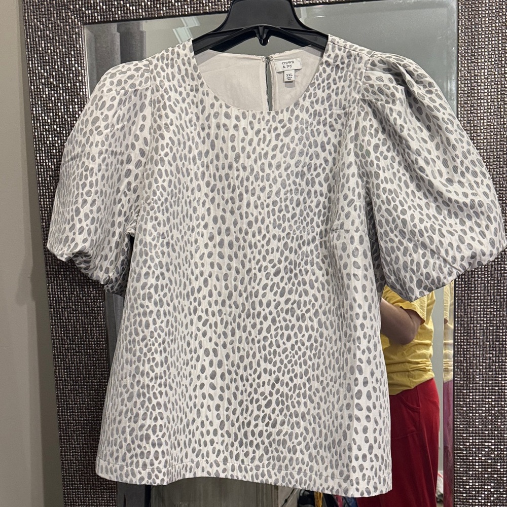 Crown & Ivy Gray Patterned Women's Top